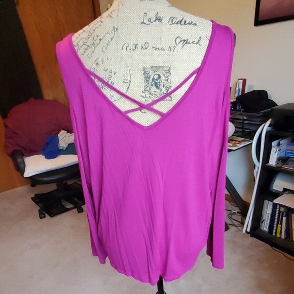 Express size XL cold shoulder blouse in magenta - Picture 3 of 8